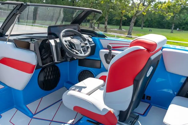 Slide: The Image of Malibu Wakesetter 21 LX 2025 - 6