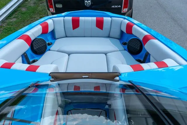 Slide: The Image of Malibu Wakesetter 21 LX 2025 - 8