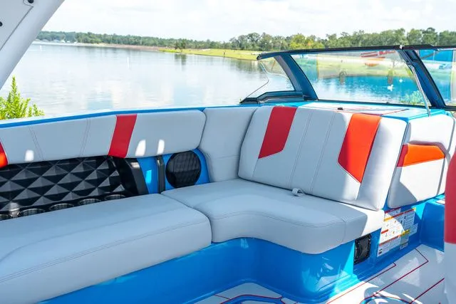 Slide: The Image of Malibu Wakesetter 21 LX 2025 - 9