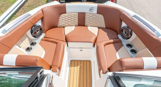 Slide: The Image of MasterCraft X22 2022 - 14