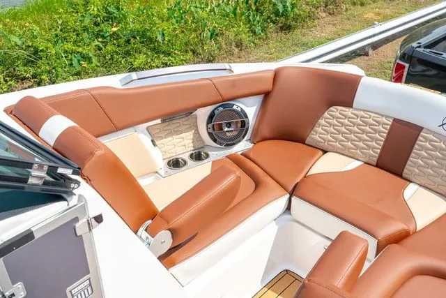 Slide: The Image of MasterCraft X22 2022 - 15