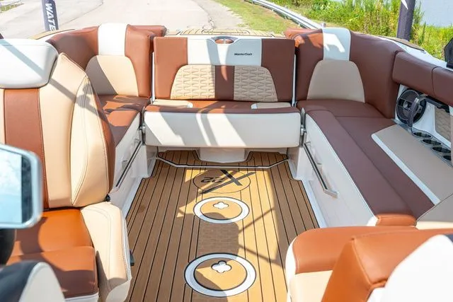 Slide: The Image of MasterCraft X22 2022 - 18