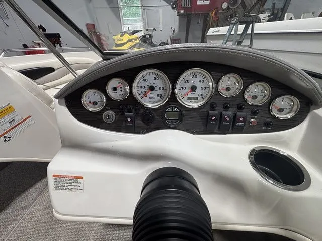 Slide: The Image of Stingray 195LX 2012 - 7