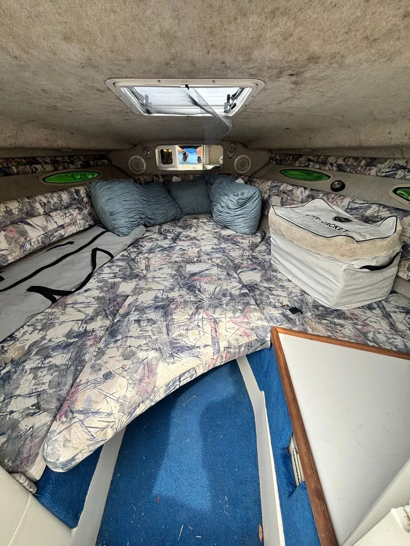 Slide: The Image of Sea Ray 240 Signature 1997 - 10