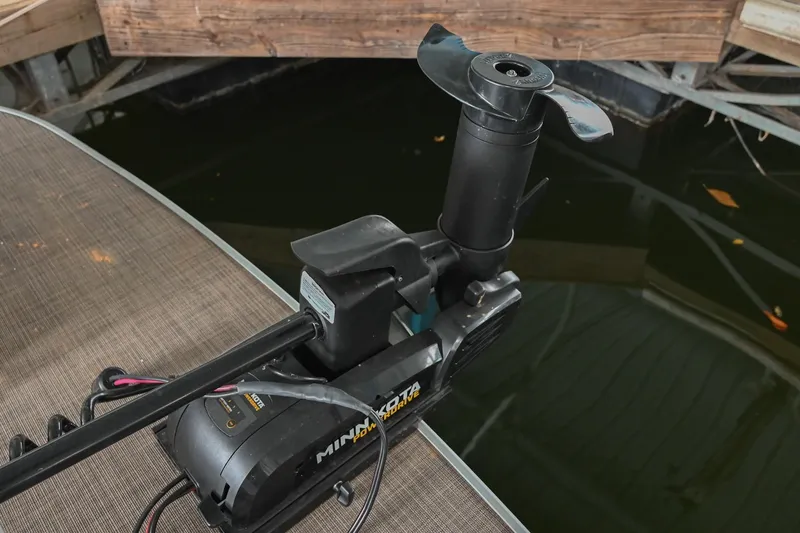 Slide: The Image of 2023 SUNTRACKER DLX 22 Sportfish boat with Minn Kota trolling motor. - 28