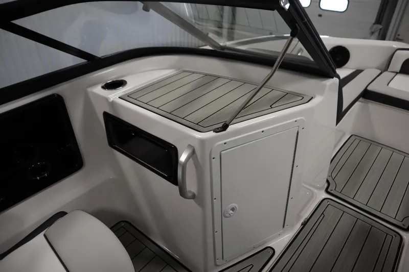 Slide: The Image of 2026 Yamaha Boats 195S interior with sleek design and modern features. - 29