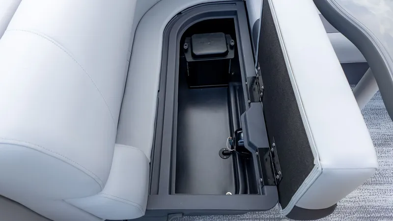 Slide: The Image of Bennington 22 S CRUISE JUMP SEAT 2026 - 10