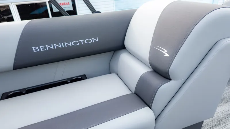 Slide: The Image of Bennington 22 S CRUISE JUMP SEAT 2026 - 11