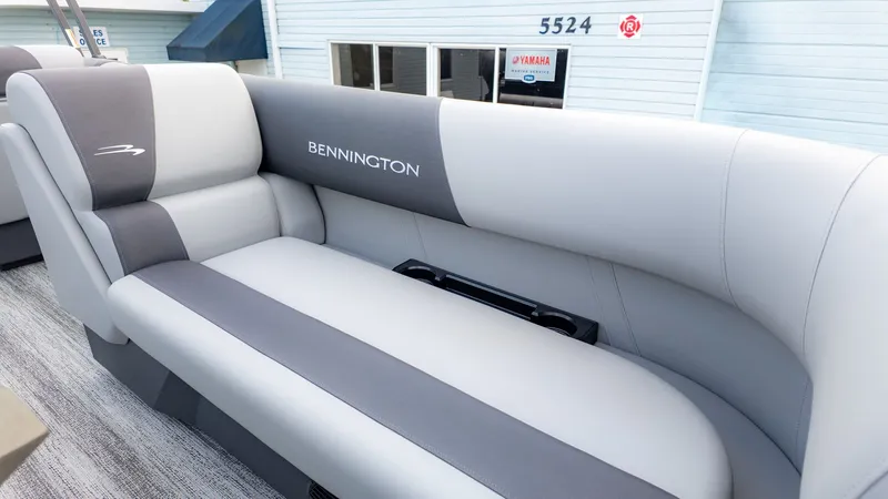 Slide: The Image of Bennington 22 S CRUISE JUMP SEAT 2026 - 14
