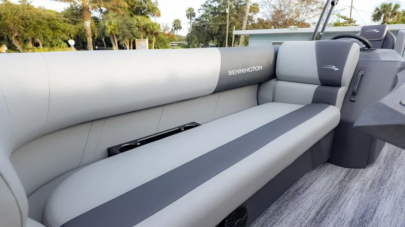 Slide: The Image of Bennington 22 S CRUISE JUMP SEAT 2026 - 16