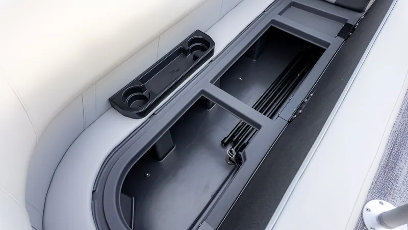 Slide: The Image of Bennington 22 S CRUISE JUMP SEAT 2026 - 17