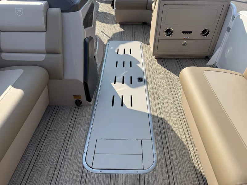 Slide: The Image of Premier 230 Sunsation Angler 2pt 2026 - 37