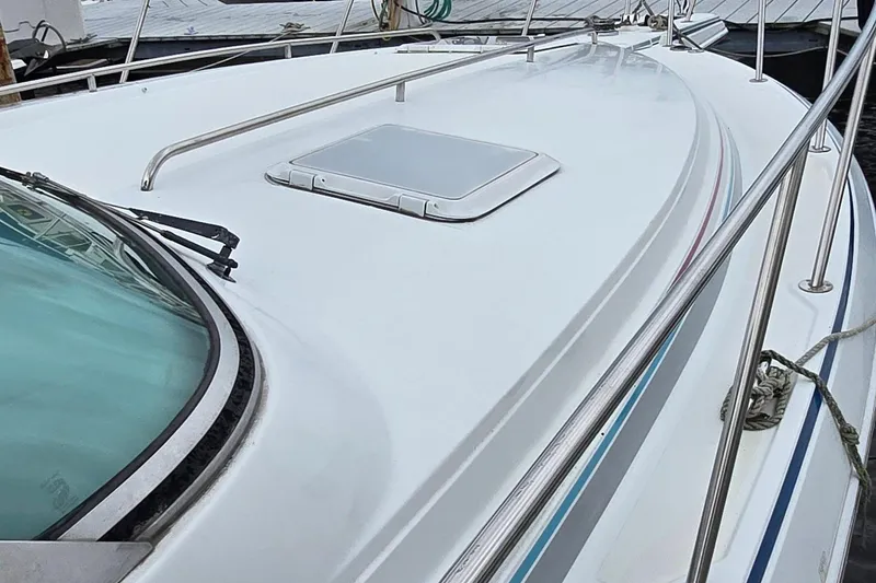 Slide: The Image of 1995 Formula 34 Performance Cruiser boat deck with hatch and railing. - 4