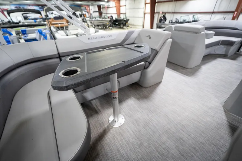 Slide: The Image of Captain's chair in a 2021 Bennington 21 SLX pontoon boat, showroom display. - 28