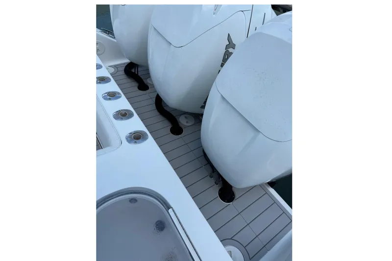 Slide: The Image of 2007 SeaHunter 40 boat with multiple outboard engines on deck. - 19