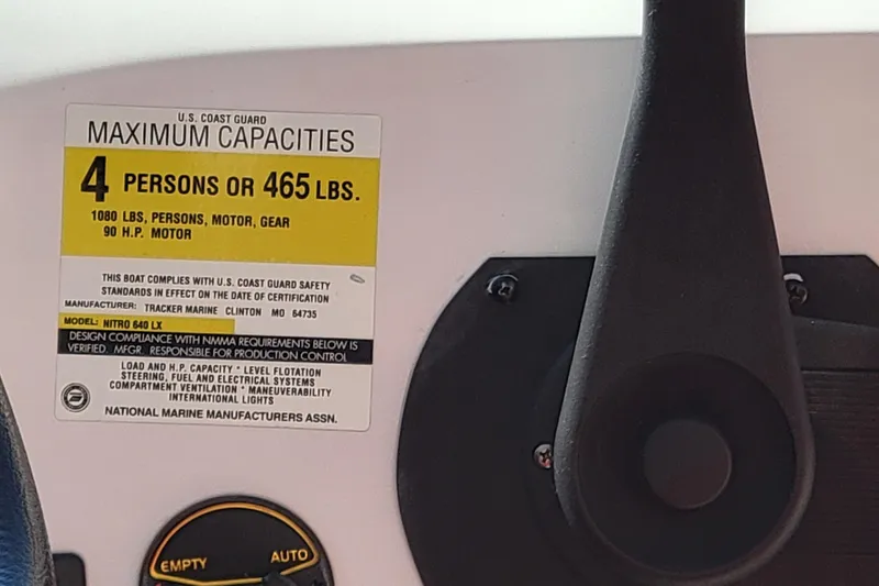 Slide: The Image of Capacity label on 2000 Nitro 640LX boat, indicating 4 persons or 465 lbs limit. - 22
