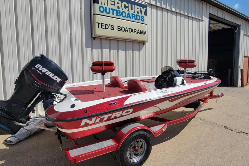 Slide: The Image of 2000 Nitro 640LX boat with Evinrude motor at Ted's Boatarama dealership. - 3