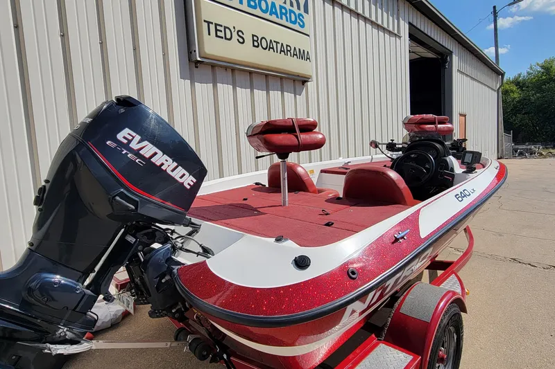 Slide: The Image of 2000 Nitro 640LX boat with Evinrude motor at Ted's Boatarama. - 37