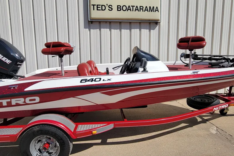 Slide: The Image of Red and white 2000 Nitro 640LX boat at Ted's Boatarama dealership. - 39