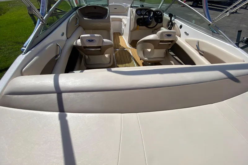Slide: The Image of 2006 Chaparral 190 SSi boat interior with beige seating and steering console. - 10
