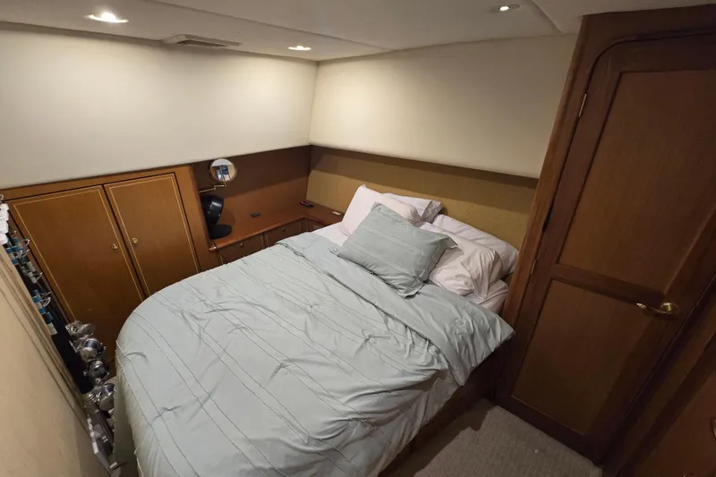 Slide: The Image of Luxurious bedroom interior of 2004 Ocean Yachts 50 Super Sport with cozy bedding. - 18