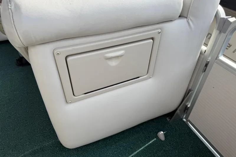 Slide: The Image of White seat with storage compartment on a 2007 Premier 22 boat. - 8