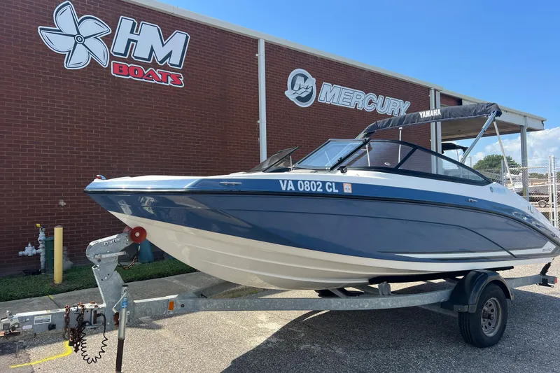 The Image of 2020 Yamaha SX190 boat on trailer outside HM Boats dealership. - 0
