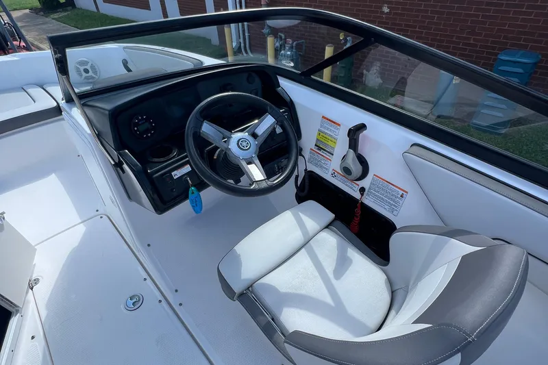 Slide: The Image of 2020 Yamaha Boats SX190 cockpit with steering wheel and controls. - 31