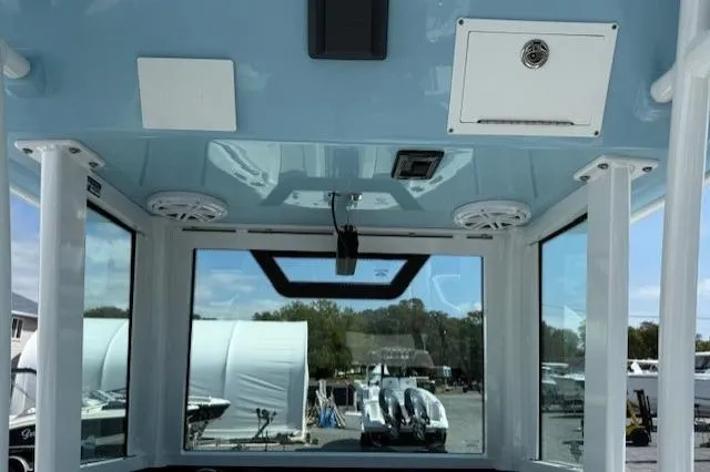 Slide: The Image of 2025 Wellcraft 243 Fisherman boat interior with modern design and equipment. - 6