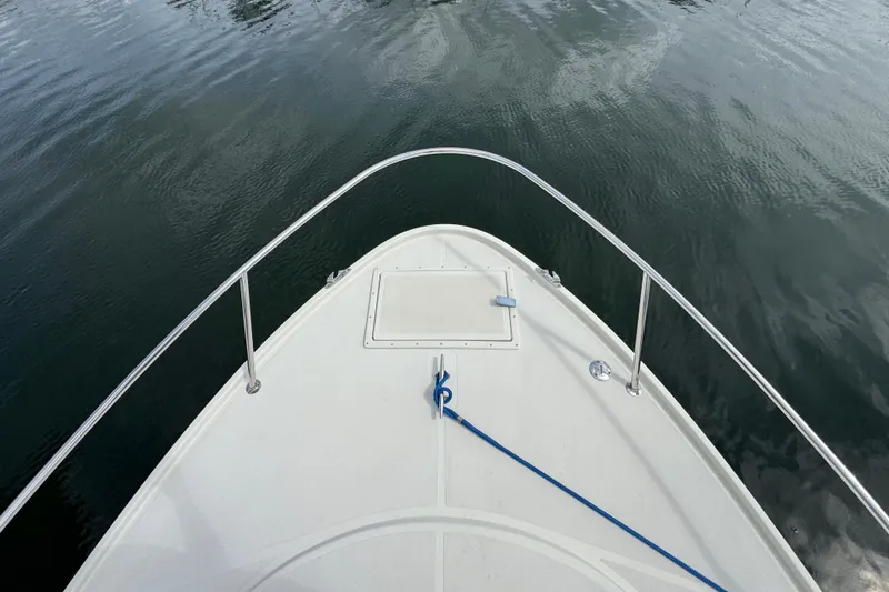 Slide: The Image of Bow of a 2006 Limestone 26 boat with railing and blue rope. - 33