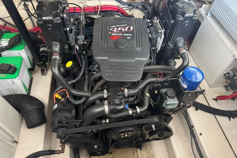 Slide: The Image of Engine of a 2006 Sea Ray 260 Sundancer boat, featuring a MerCruiser 350 MAG MPI. - 16