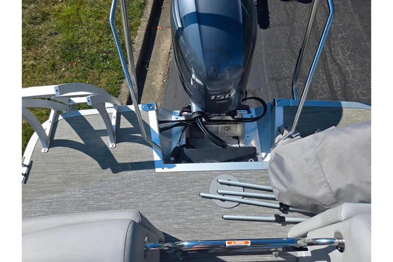 Slide: The Image of 2022 Bennington L 22 L-Bench pontoon boat with Yamaha 150 engine, rear view. - 17