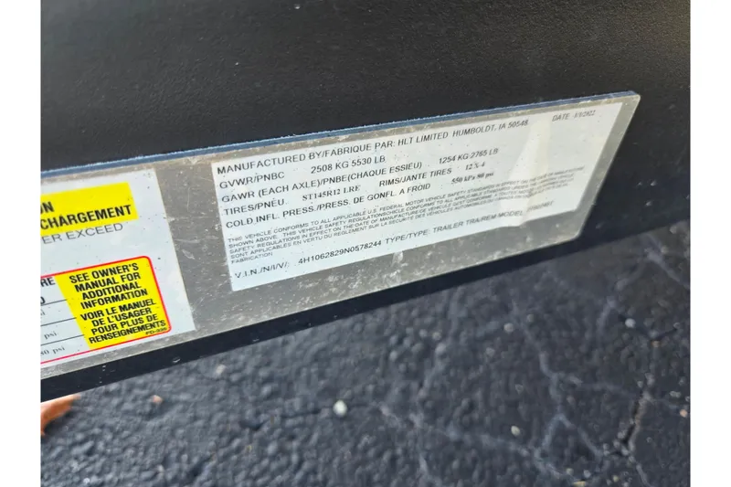 Slide: The Image of Label on Bennington L 22 L-Bench 2022, showing manufacturing and tire specifications. - 25