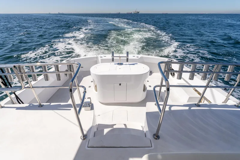 Slide: The Image of Hatteras 70 Convertible 2000 yacht deck with ocean view and wake trail. - 8