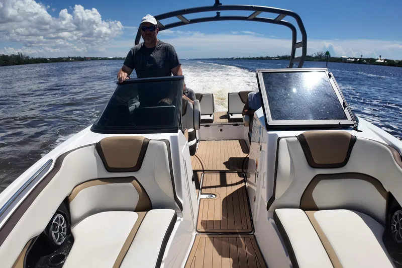 Slide: The Image of 2021 Yamaha Boats 252S cruising on a sunny day with passengers onboard. - 13