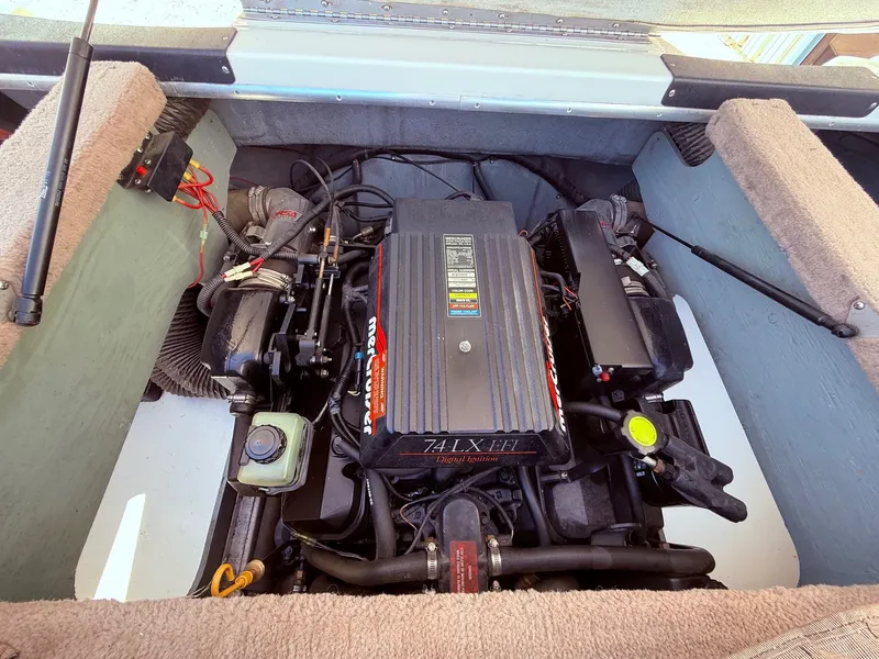 Slide: The Image of Sea Ray 230 Bow Rider 1996 - 21