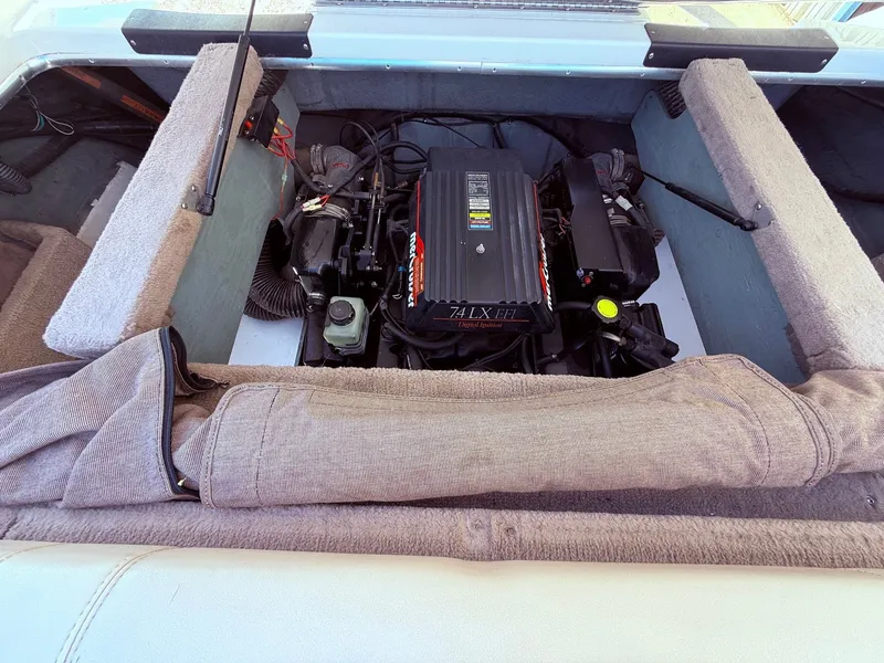 Slide: The Image of Sea Ray 230 Bow Rider 1996 - 23