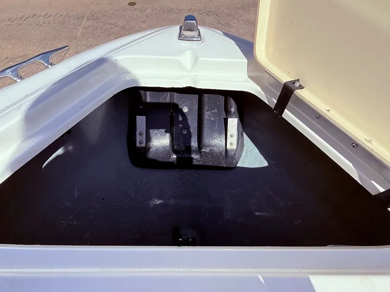 Slide: The Image of Sea Ray 230 Bow Rider 1996 - 9