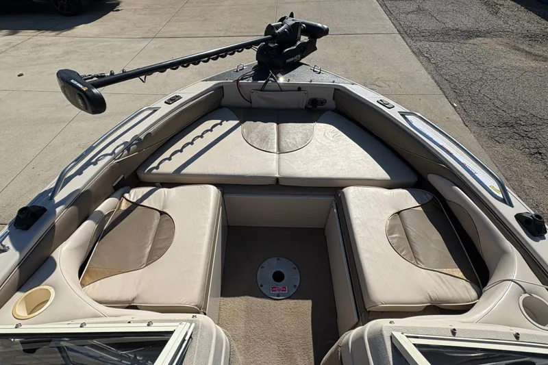 Slide: The Image of 2001 Crestliner 1900 PHANTOM SST boat interior with seating and trolling motor. - 11