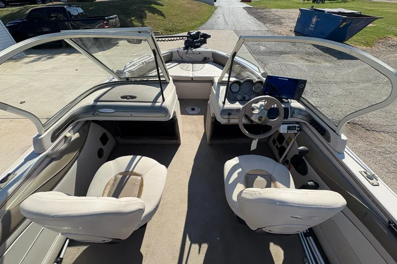 Slide: The Image of Interior view of 2001 Crestliner 1900 PHANTOM SST boat with steering wheel and seating. - 18