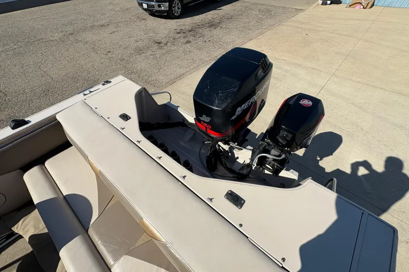 Slide: The Image of 2001 Crestliner 1900 PHANTOM SST boat with Mercury outboard motors, parked on concrete. - 32
