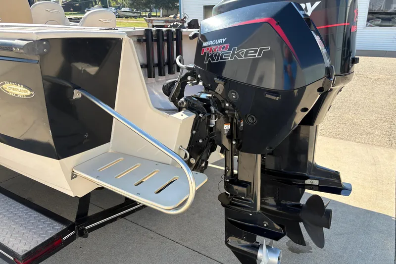 Slide: The Image of 2001 Crestliner 1900 PHANTOM SST boat with Mercury Pro Kicker motor, rear view. - 33