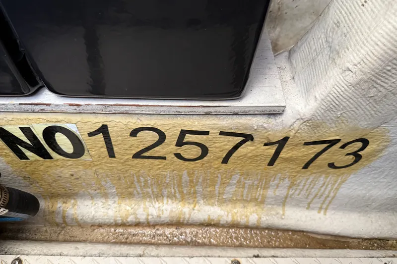 Slide: The Image of Hull identification number on 2006 Sea Ray 48 Sundancer boat. - 103