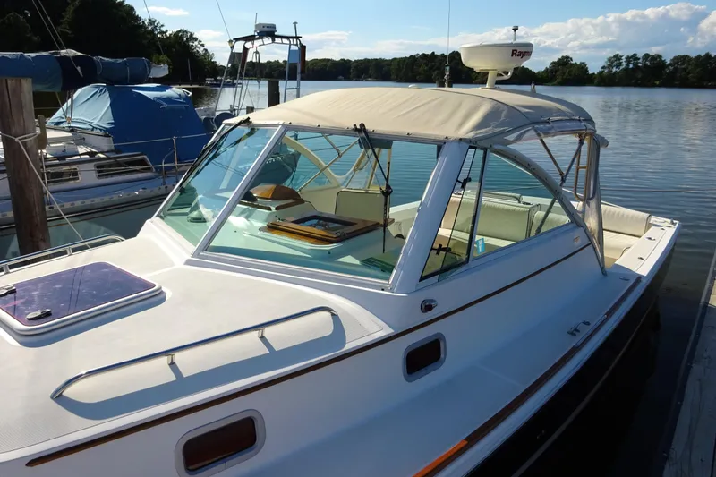 Slide: The Image of 2007 Hunt Yachts Surfhunter 29 docked on a calm lake under clear skies. - 15