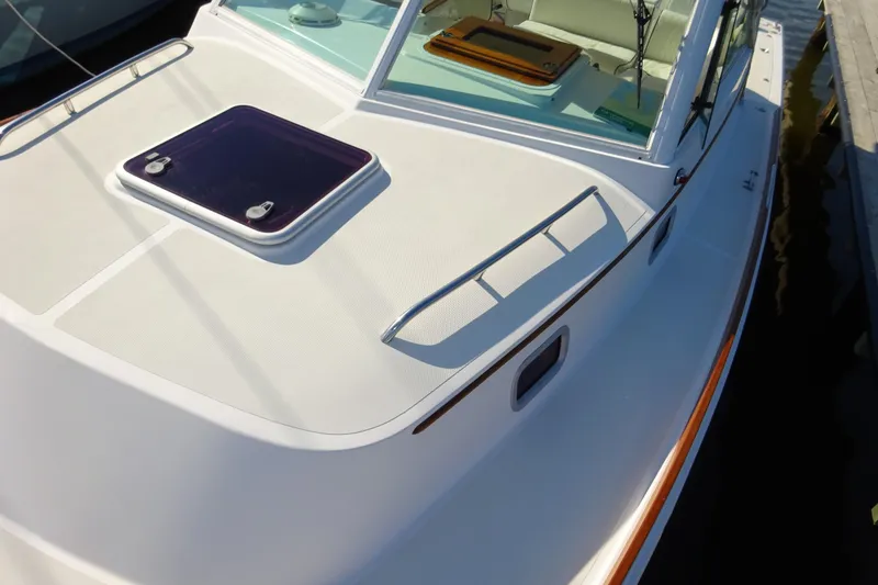 Slide: The Image of 2007 Hunt Yachts Surfhunter 29 boat deck with hatch and railing details. - 17