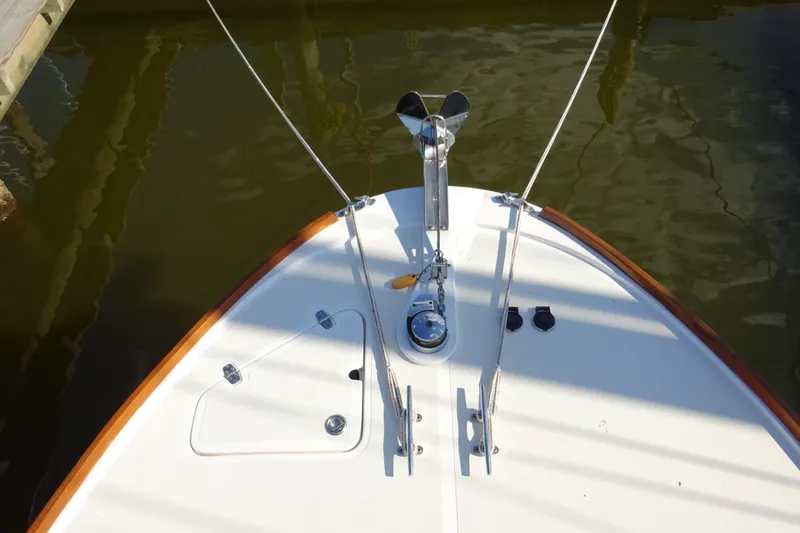 Slide: The Image of Bow of 2007 Hunt Yachts Surfhunter 29 with anchor and deck details. - 20
