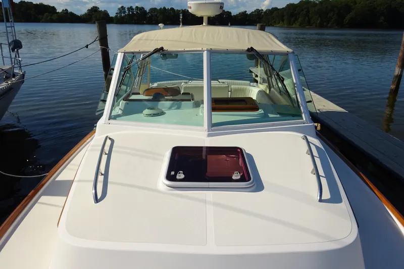 Slide: The Image of 2007 Hunt Yachts Surfhunter 29 docked on a serene lake, showcasing its sleek design. - 21