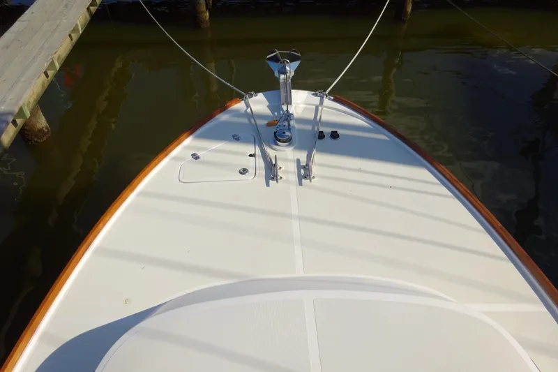 Slide: The Image of 2007 Hunt Yachts Surfhunter 29 bow view at dock, showcasing deck details. - 22