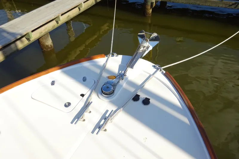 Slide: The Image of Bow of 2007 Hunt Yachts Surfhunter 29 with anchor and dock view. - 24