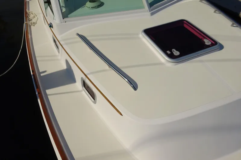 Slide: The Image of 2007 Hunt Yachts Surfhunter 29 deck with hatch and railing detail. - 25